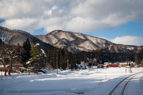 Le panorama enneigé depuis le petit train de la ligne locale Akita Nairiku, préfecture d'Akita, Japon