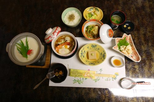 Petits plats maison à base de tofu préparé à partir de l'eau de source pure du Mt Oyama, préfecture de Kanagawa, Japon