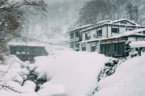 Ryokan sous une épaisse couche de neige à Nyuto Onsen, Akita, Japon