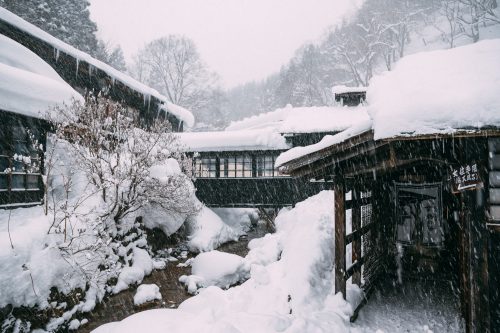 Le ryokan Tsurunoyu sous la neige à Nyuto Onsen, Akita, Japon