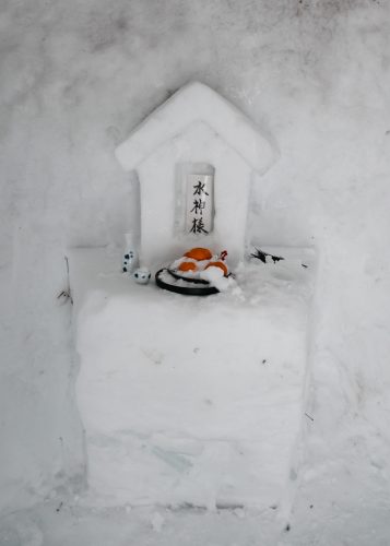 Mini sanctuaire de neige installé devant le ryokan Tsurunoyu à Nyuto Onsen, Akita, Japon