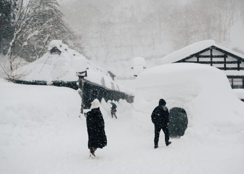 L'entrée du ryokan Tsurunoyu sous une épaisse couche de neige à Nyuto Onsen, Akita, Japon