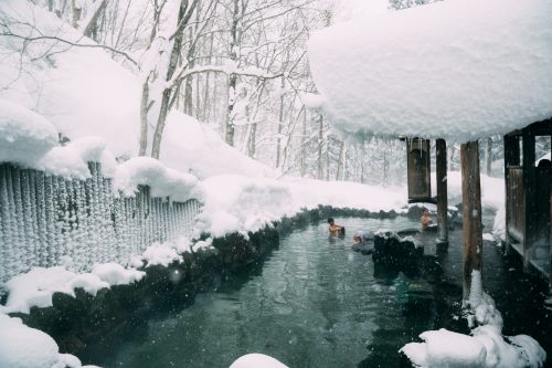 Bain chaud mixte en plein air entouré par la neige à Nyuto Onsen, Akita, Japon