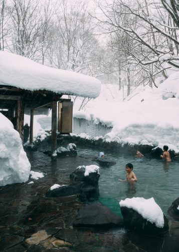 Bain chaud mixte en plein air entouré par la neige à Nyuto Onsen, Akita, Japon