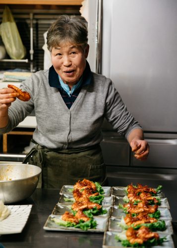 Yukiko en train de préparer les crevettes à la sauce piquante, en cuisine de l'auberge Yodel, Semboku, Akita, Japon