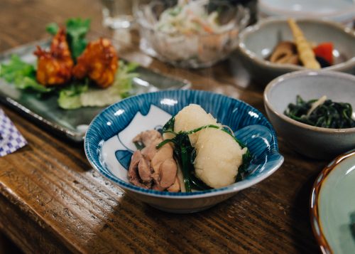 La viande, les légumes et kiritanpo après cuisson au nabe à l'auberge Yodel, Semboku, Akita, Japon