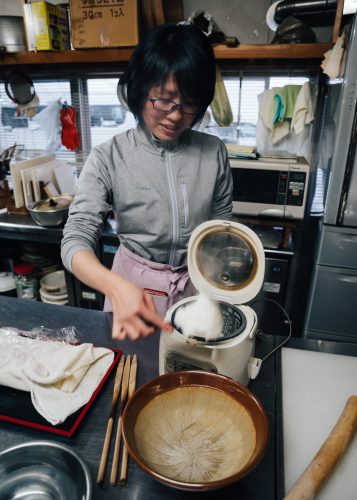 Sayaka, votre hôte, en pleine préparation de kiritanpo à l'auberge Yodel, Semboku, Akita, Japon