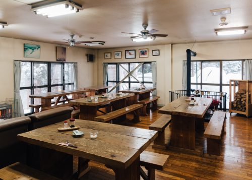 Les grandes tables en bois de la salle à manger à l'auberge Yodel, Semboku, Akita, Japon