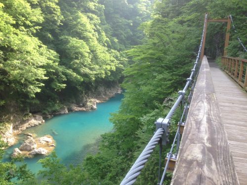 Randonnée estivale dans les gorges de Dakigaeri près de Kakunodate, Senboku, Akita, Japon