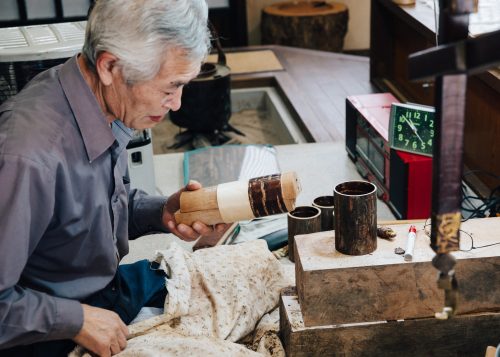 Suzuki-san, artisan expert en kabazaiku travaillant parfois au centre culturel Denshokan à Kakunodate, Senboku, Akita, Japon