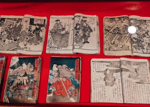 Anciens livres illustrés exposés dans la demeure de la famille Aoyagi à Kakunodate, Senboku, Akita, Japon