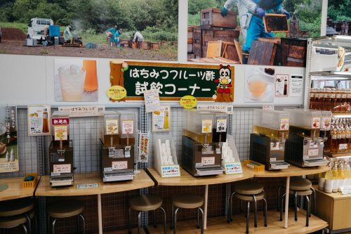 Produits à base de miel de montagne local dans la boutique Yama no Hachimitsuya, Tazawako, Akita, Japon
