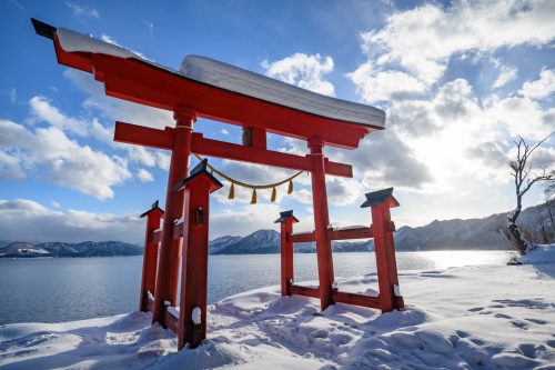 La vue depuis Gozanoishi et son torii rouge au bord du lac Tazawako, Akita, Japon