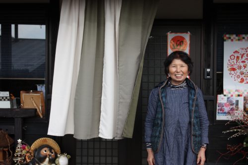 Eiko Oyama, professeure qui donne des leçons de préparation du thé vert japonais devant se boutique à Higashisonogi, préfecture de Nagasaki
