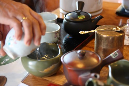 Préparation du thé vert japonais à Higashisonogi, préfecture de Nagasaki