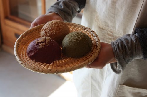 Melon pan au thé vert et à la patate douce, préparés avec des produits locaux dans la boulangerie bio et healthy à Chiwata, préfecture de Nagasaki