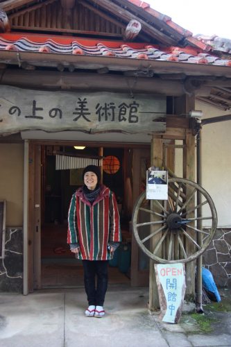 Rieko Matsushima devant le ryokan qu'elle a transformé en galerie d'art à Higashisonogi, préfecture de Nagasaki