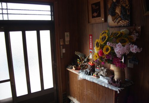 Entrée de la maison d'hôtes des époux Oba, producteurs de thé vert japonais à Higashisonogi, préfecture de Nagasaki