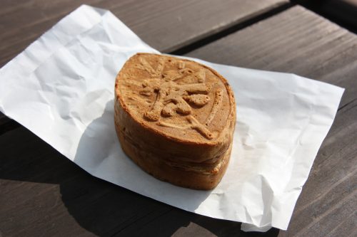Chachayaki, une sorte de taiyaki fourré au thé vert japonais, une spécialité locale sucrée de Higashisonogi, préfecture de Nagasaki