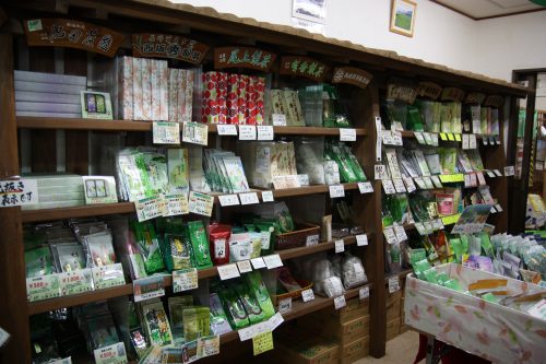 Rayon du thé vert japonais dans une boutique locale à Higashisonogi, préfecture de Nagasaki