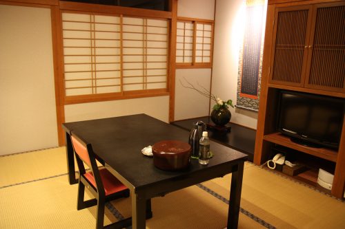 Chambre de style traditionnel japonais au ryokan Matsuya à Minamisatsuma, préfecture de Kagoshima, Japon