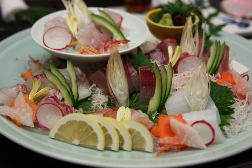 Plat de sashimi servi au complexe hôtelier Kasasa Ebisu à Minamisatsuma, préfecture de Kagoshima, Japon