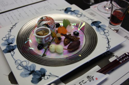 Amuse-bouches servis au restaurant du complexe hôtelier Kasasa Ebisu à Minamisatsuma, préfecture de Kagoshima, Japon