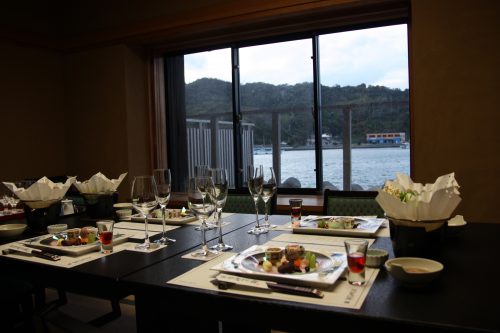 Salle de restaurant privée au complexe hôtelier Kasasa Ebisu à Minamisatsuma, préfecture de Kagoshima, Japon