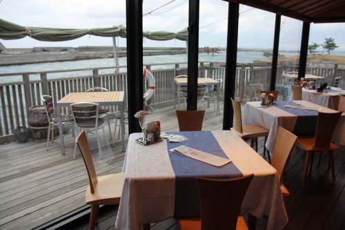 Restaurant avec vue sur la mer au complexe hôtelier Kasasa Ebisu à Minamisatsuma, préfecture de Kagoshima, Japon