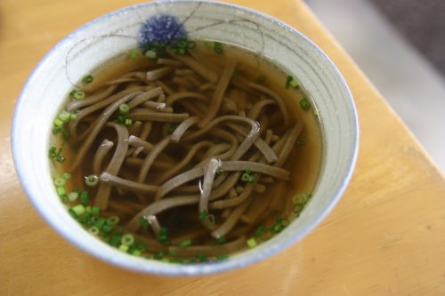Bol de nouilles soba servi à Agri Restaurant Isoma, restaurant et boutique de produits locaux à Minamisatsuma, préfecture de Kagoshima, Japon