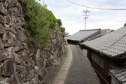 Les murs en pierres recouverts par la végétation à Ootou, Minamisatsuma, Kagoshima, Japon
