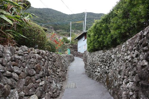 Les murs en pierres typiques d'Ootou, Minamisatsuma, Kagoshima, Japon