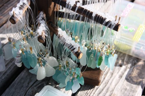 Bijoux créés à partir de verre poli ramassé sur les plages de Minamisatsuma, Kagoshima, Japon