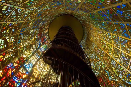 L'intérieur de la Symphonic structure de Gabriel Loire à l'Hakone Open Air Museum à Hakone, Kanagawa, Japon
