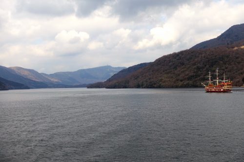 Le bateau pirate qui emmène les visiteurs en croisière sur le lac Ashi à Hakone, Kanagawa, Japon