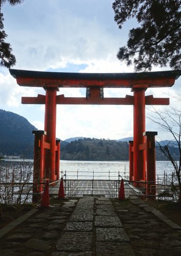 Le torii rouge donnant sur le lac Ashi au sanctuaire d'Hakone, Kanagawa, Japon