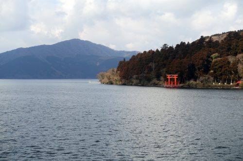 Le torii rouge du sanctuaire d'Hakone vu depuis le lac Ashi à Hakone, Kanagawa, Japon