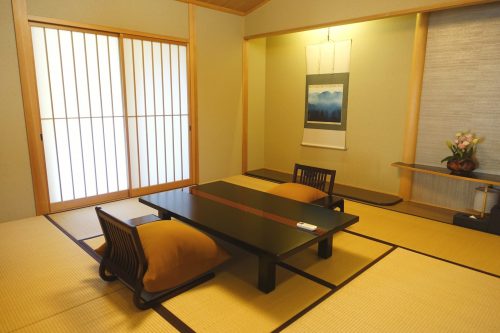 Pièce traditionnelle dans la chambre au ryokan Shinsen de Takachiho (Miyazaki, Kyushu)
