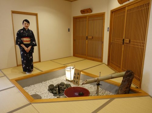 L'employée vêtue d'un kimono présente l'intérieur du ryokan Shinsen de Takachiho (Miyazaki, Kyushu)