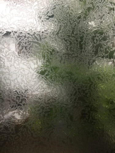 Une vitre du ryokan Houraiya à Saiki, le motif du verre ressemble à une fenêtre gelée
