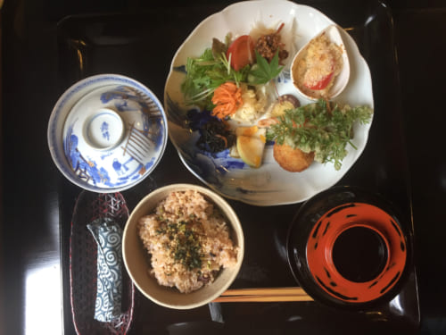 Déjeuner organique cuisiné avec des ingrédients traditionnels japonais comme le koji Saiki, Oita