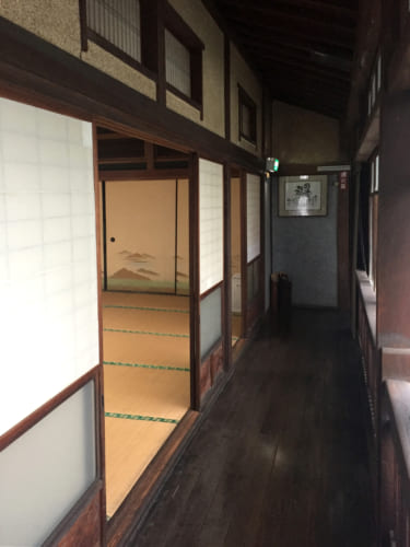 Intérieur du ryokan Houraiya à Saiki, architecture traditionnelle japonaise