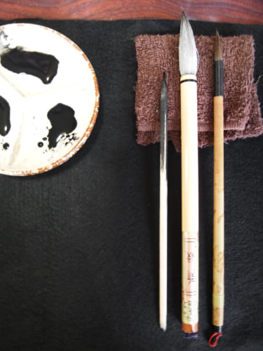 Pinceaux et encre de Chine utilisés pour l'atelier de peinture sumi-e