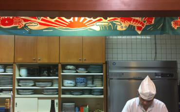 Chef préparant des sushis à Saiki