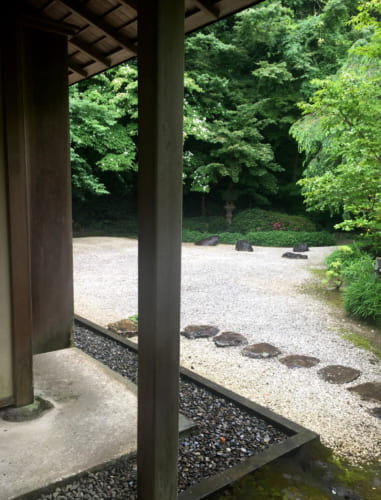 Vue sur jardin zen de la maison de thé Kyushintei à Saiki, Oita, Kyushu