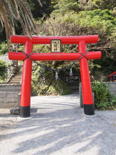 Torii rouge à l'entrée d'un petit sanctuaire shinto de Fukashima