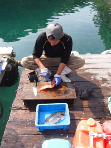 Le patron du Fukuyama Shokudô découpant un poisson fraichement pêché