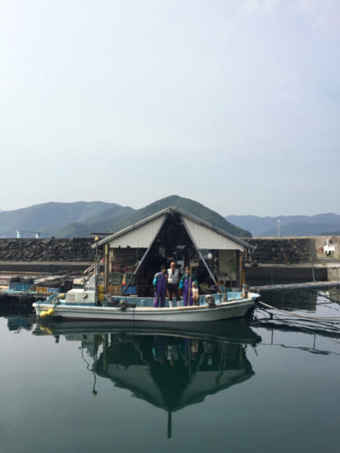La famille Goto dans son bateau sur le port de Yakatajima