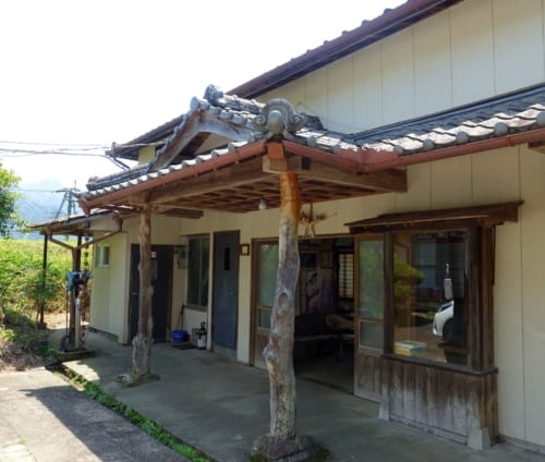 L'entrée du studio Amanoiwato Kibori à Takachiho, où sont fabriqués les masques de kagura