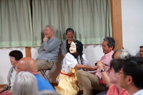 Quatrième acte du kagura de Takachiho : la danse de Goshintai, un danseur interagit avec les spectateurs
